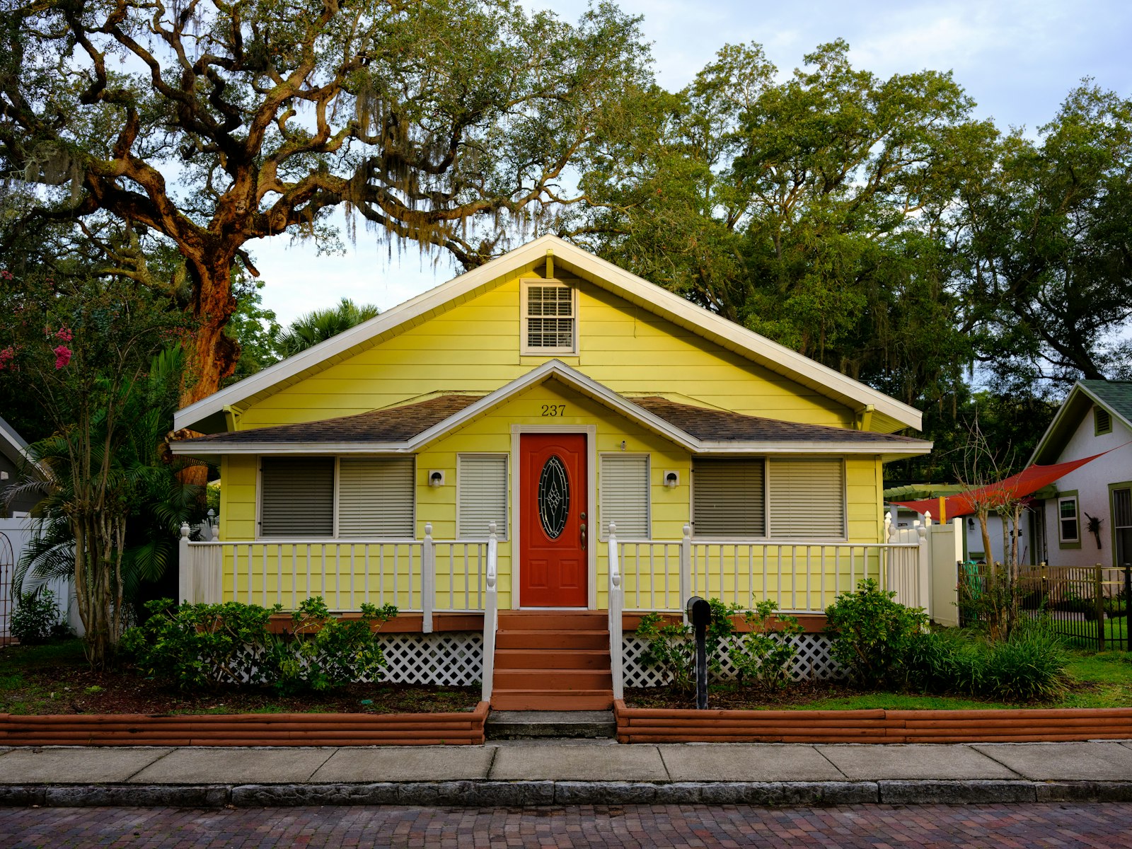 Older Florida bungalow under an oak tree